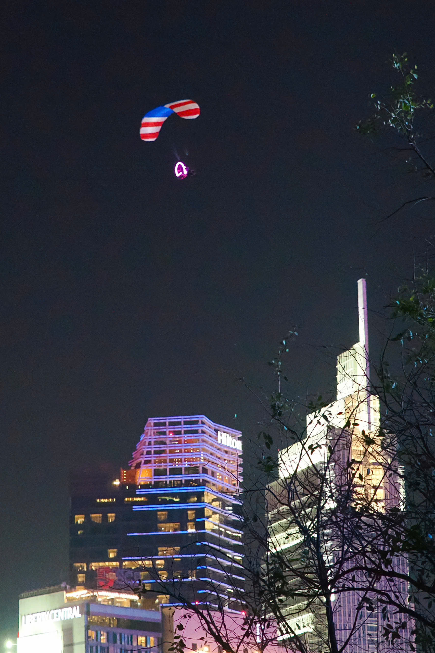M&atilde;n nh&atilde;n m&agrave;n d&ugrave; lượn kết hợp ph&aacute;o hoa tr&ecirc;n bầu trời s&ocirc;ng S&agrave;i G&ograve;n- Ảnh 10.