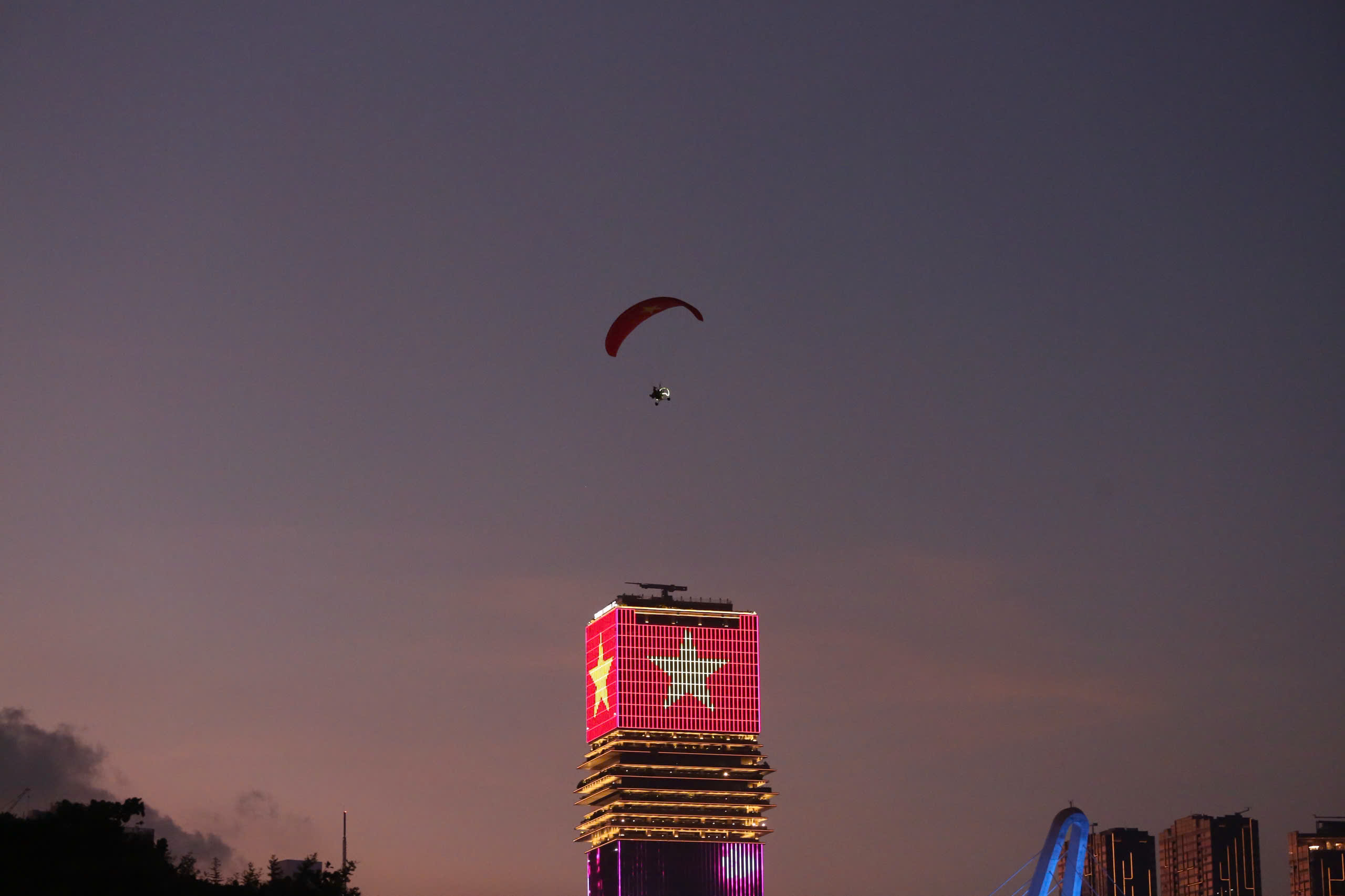 M&atilde;n nh&atilde;n m&agrave;n d&ugrave; lượn kết hợp ph&aacute;o hoa tr&ecirc;n bầu trời s&ocirc;ng S&agrave;i G&ograve;n- Ảnh 4.