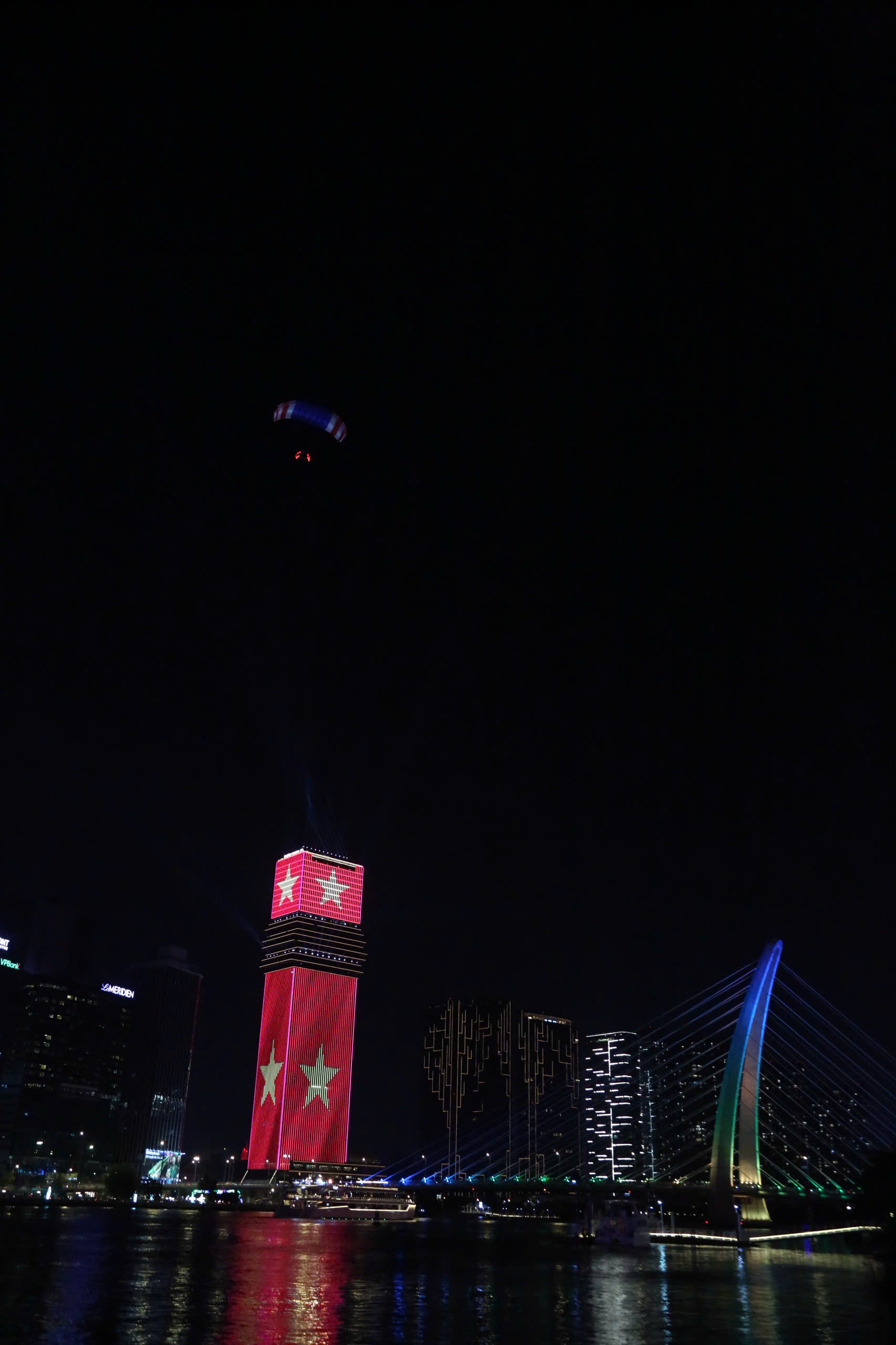 M&atilde;n nh&atilde;n m&agrave;n d&ugrave; lượn kết hợp ph&aacute;o hoa tr&ecirc;n bầu trời s&ocirc;ng S&agrave;i G&ograve;n- Ảnh 9.