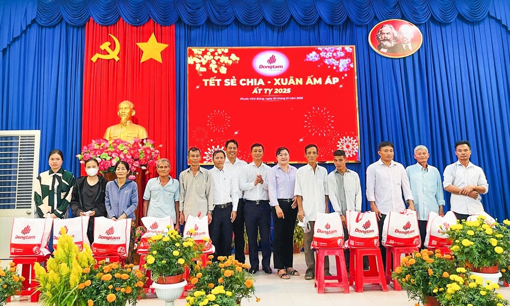 Dongtam Group trao tặng 1.500 phần qu&agrave; tại chương tr&igrave;nh &ldquo;Tết sẻ chia &ndash; Xu&acirc;n ấm &aacute;p&rdquo;
