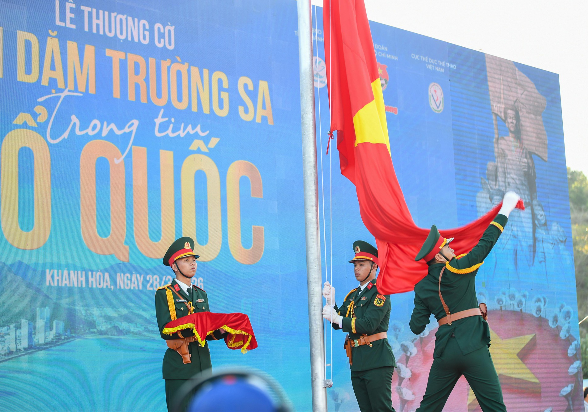 “Vạn dặm Trường Sa - Trong tim Tổ quốc”: Lễ thượng cờ tại Khu tưởng niệm Gạc Ma- Ảnh 1. “Vạn dặm Trường Sa - Trong tim Tổ quốc”: Lễ thượng cờ tại Khu tưởng niệm Gạc Ma- Ảnh 1.