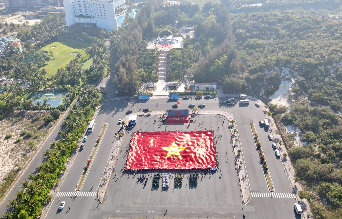 “Vạn dặm Trường Sa - Trong tim Tổ quốc”: Lễ thượng cờ tại Khu tưởng niệm Gạc Ma- Ảnh 2. “Vạn dặm Trường Sa - Trong tim Tổ quốc”: Lễ thượng cờ tại Khu tưởng niệm Gạc Ma- Ảnh 2.