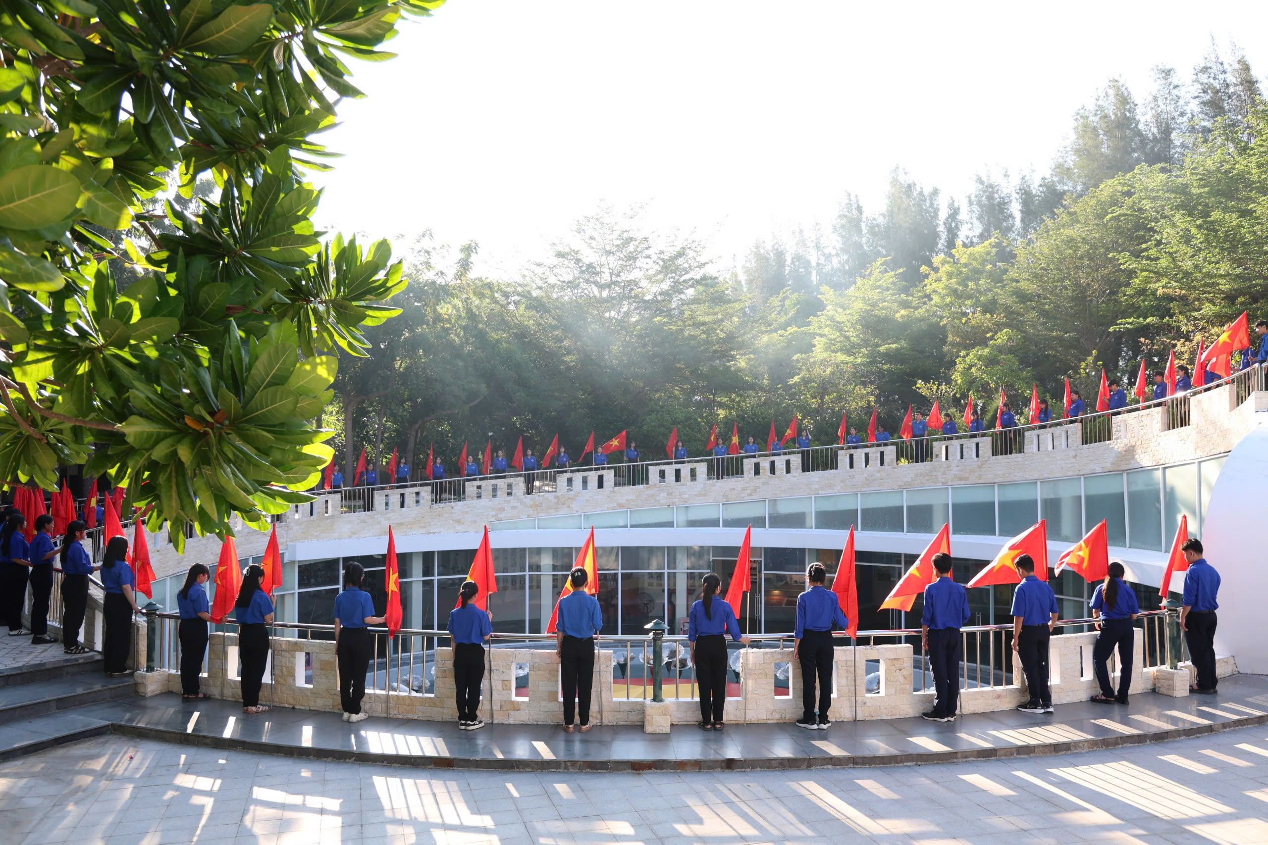 “Vạn dặm Trường Sa - Trong tim Tổ quốc”: Lễ thượng cờ tại Khu tưởng niệm Gạc Ma- Ảnh 3. “Vạn dặm Trường Sa - Trong tim Tổ quốc”: Lễ thượng cờ tại Khu tưởng niệm Gạc Ma- Ảnh 3.