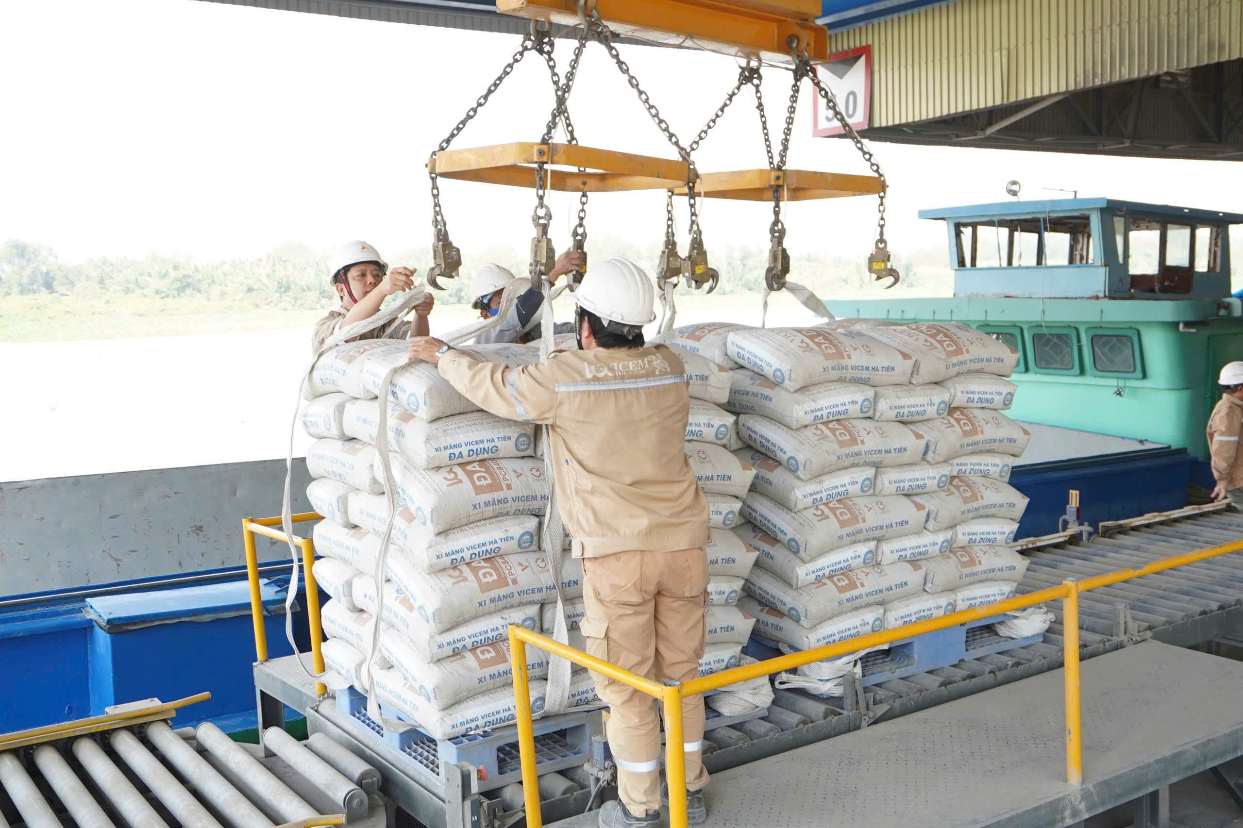 Doanh nghiệp vật liệu ứng ph&oacute; thể n&agrave;o trước biến động gi&aacute; xăng dầu?- Ảnh 2.