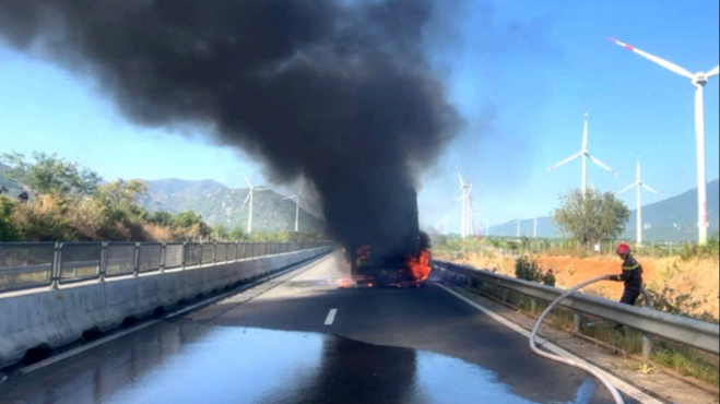 Xe tải bốc cháy khi đang lưu thông trên cao tốc Cam Lâm - Vĩnh Hảo. Xe tải bốc cháy khi đang lưu thông trên cao tốc Cam Lâm - Vĩnh Hảo.