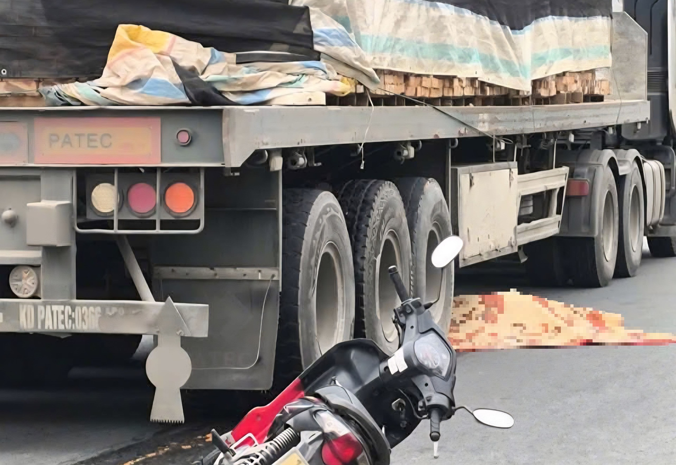 Ninh B&igrave;nh: Va chạm với xe tải, người phụ nữ tử vong tại chỗ- Ảnh 1.