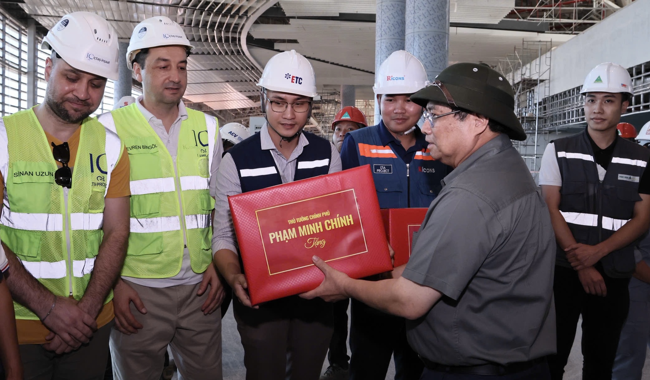 To&agrave;n cảnh chuyến kiểm tra lần thứ 10 của Thủ tướng Phạm Minh Ch&iacute;nh tại s&acirc;n bay Long Th&agrave;nh- Ảnh 4.