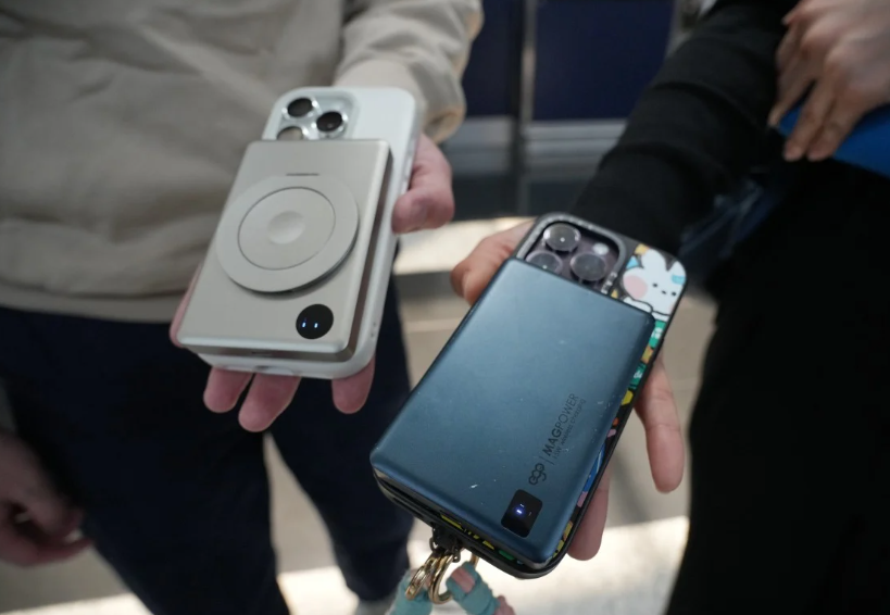 Hồng Kông hạn chế số lượng pin dự phòng được mang lên máy bay- Ảnh 1. Hồng Kông hạn chế số lượng pin dự phòng được mang lên máy bay- Ảnh 1.