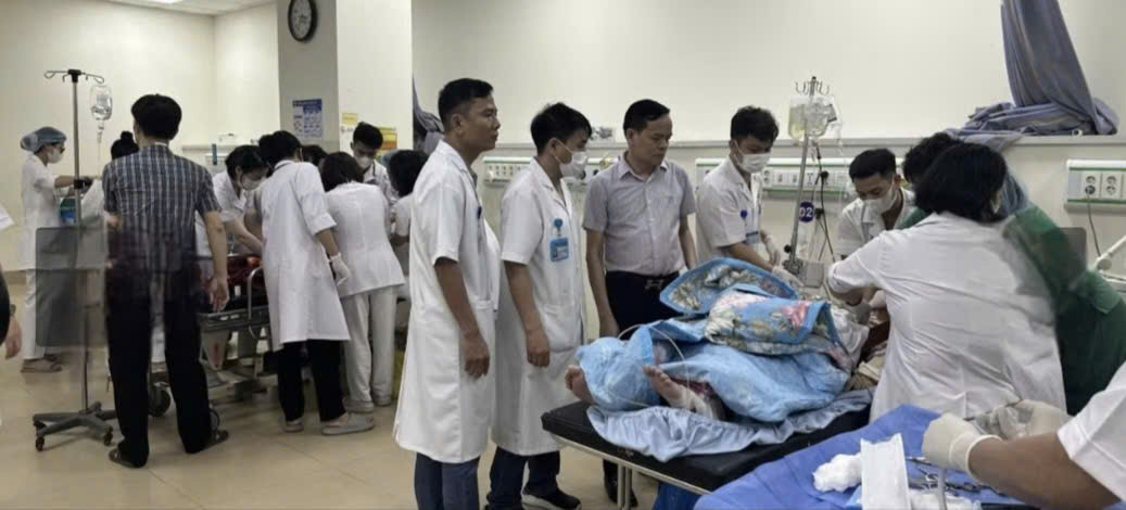 Xe 29 chỗ lao xuống vực ở Tam Đảo, 7 người bị thương phải nhập viện- Ảnh 2.