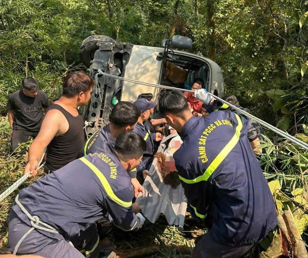 Xe 29 chỗ lao xuống vực ở Tam Đảo, 7 người bị thương phải nhập viện- Ảnh 1.