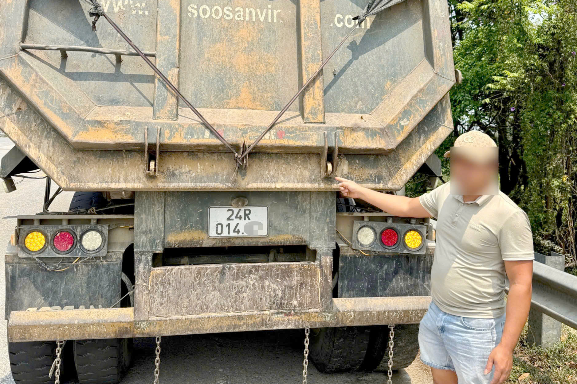 CSGT phạt t&agrave;i xế xe đầu k&eacute;o l&agrave;m bẩn đường v&agrave;nh đai phải nộp phạt, dọn sạch b&ugrave;n đất- Ảnh 2.