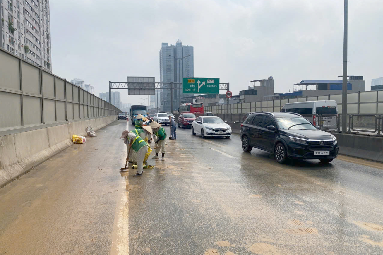 CSGT phạt t&agrave;i xế xe đầu k&eacute;o l&agrave;m bẩn đường v&agrave;nh đai phải nộp phạt, dọn sạch b&ugrave;n đất- Ảnh 3.