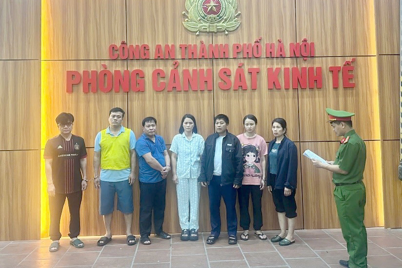 H&agrave; Nội: Khởi tố 4 c&aacute;n bộ kiểm dịch li&ecirc;n quan nh&oacute;m tuồn thịt lợn bẩn ra chợ, v&agrave;o trường học- Ảnh 1.