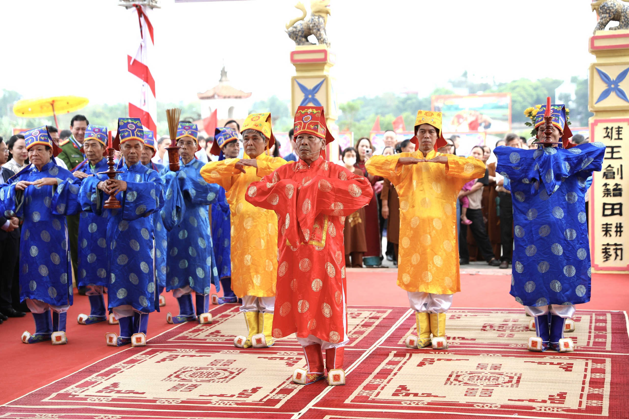 Độc đ&aacute;o lễ hội t&aacute;i hiện Vua H&ugrave;ng dạy d&acirc;n cấy l&uacute;a ở Ph&uacute; Thọ- Ảnh 2.