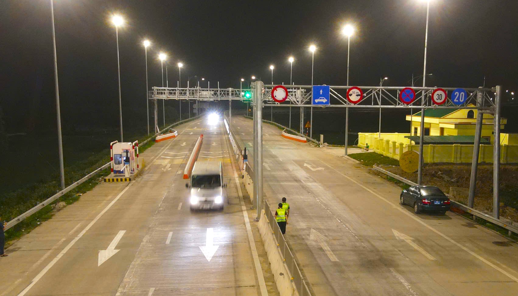 Ng&agrave;y đầu thu ph&iacute; 5 tuyến cao tốc Bắc - Nam: Giao th&ocirc;ng an to&agrave;n, th&ocirc;ng suốt- Ảnh 1.