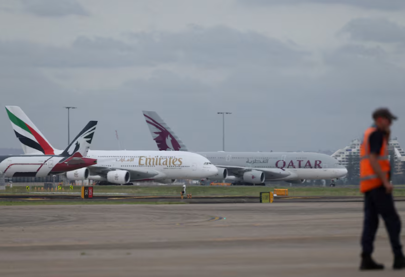 Trung Đ&ocirc;ng căng thẳng, gi&aacute; v&eacute; m&aacute;y bay c&aacute;c tuyến &Aacute; - &Acirc;u tăng vọt- Ảnh 1.