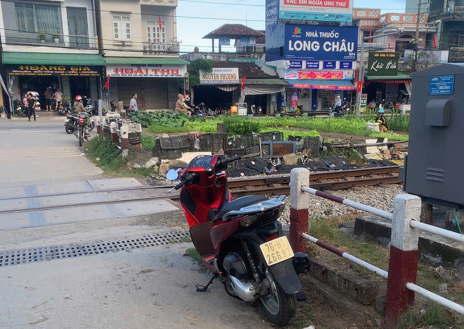 Phương tiện vượt g&aacute;c chắn đường sắt, nhiều t&agrave;i xế bị CSGT Quảng Ng&atilde;i xử nghi&ecirc;m- Ảnh 3.