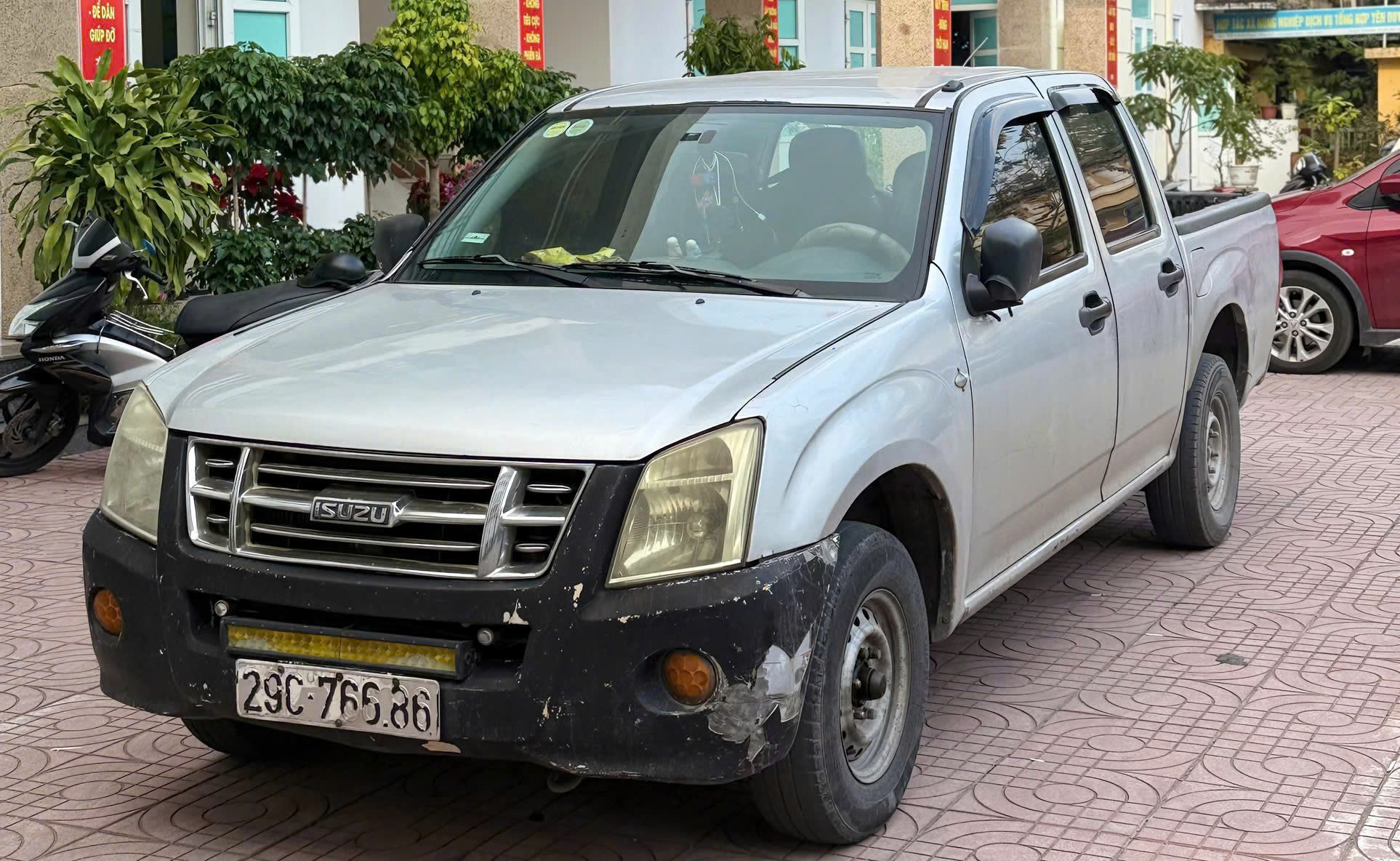 H&agrave; Nội: Tạm giữ h&igrave;nh sự t&agrave;i xế &ocirc; t&ocirc; b&aacute;n tải ch&egrave;n ng&atilde; người đi xe m&aacute;y chở trẻ em- Ảnh 2.
