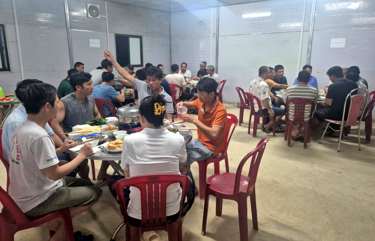 Xuyên đêm đào hầm xuyên núi tuyến cao tốc Nội Bài - Lào Cai- Ảnh 11. Xuyên đêm đào hầm xuyên núi tuyến cao tốc Nội Bài - Lào Cai- Ảnh 11.