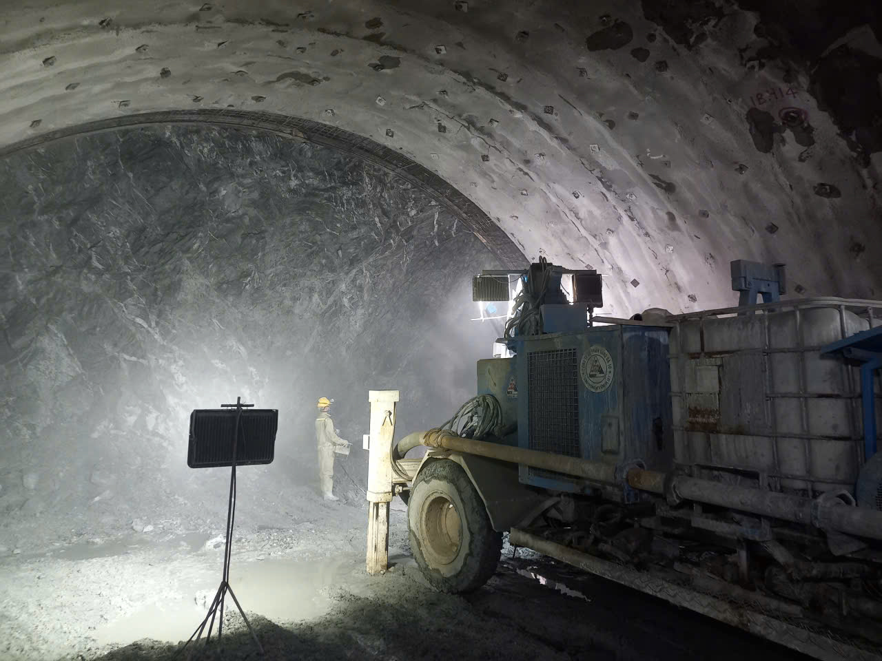 Xuyên đêm đào hầm xuyên núi tuyến cao tốc Nội Bài - Lào Cai- Ảnh 2. Xuyên đêm đào hầm xuyên núi tuyến cao tốc Nội Bài - Lào Cai- Ảnh 2.