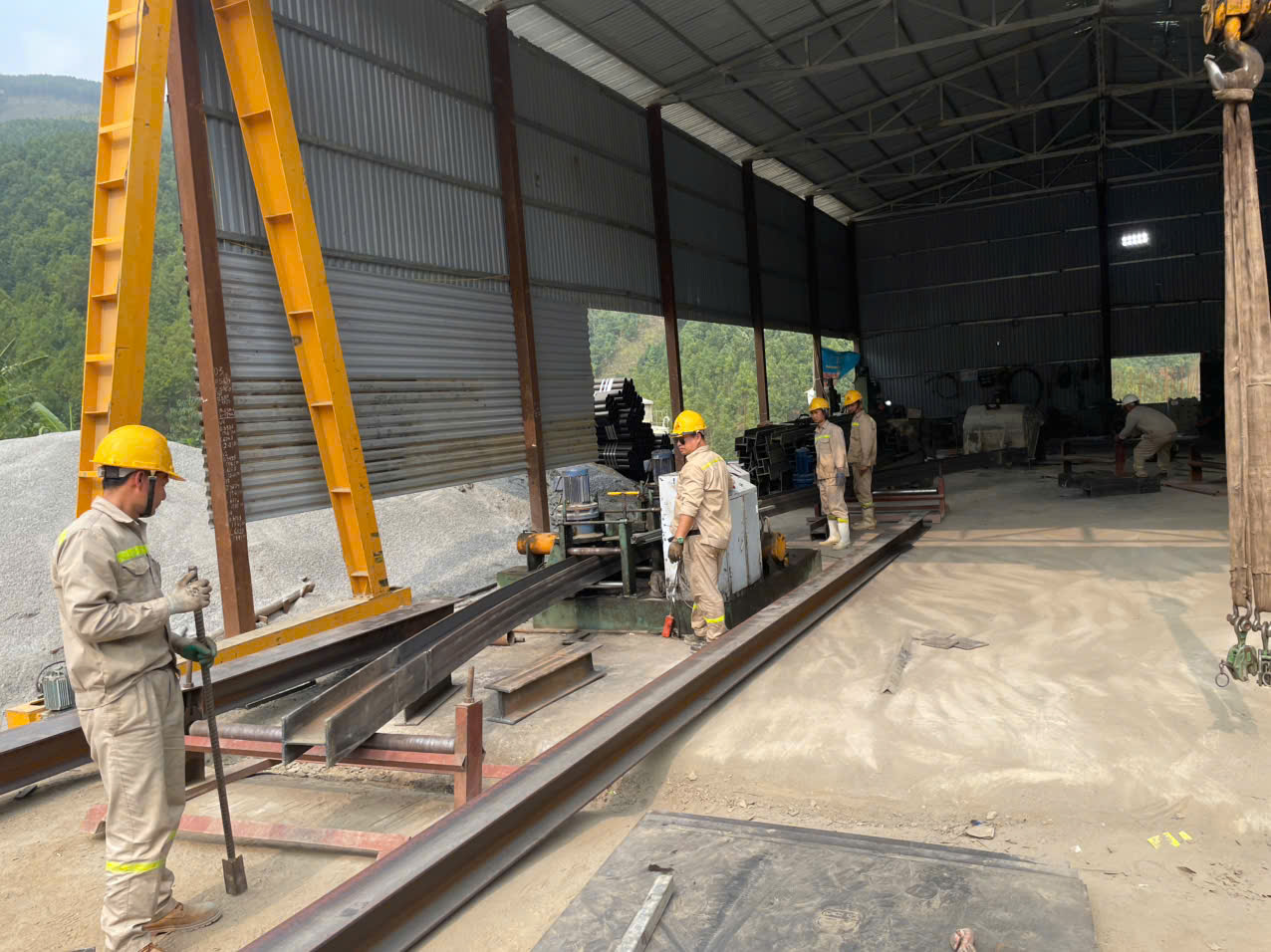 Xuyên đêm đào hầm xuyên núi tuyến cao tốc Nội Bài - Lào Cai- Ảnh 8. Xuyên đêm đào hầm xuyên núi tuyến cao tốc Nội Bài - Lào Cai- Ảnh 8.