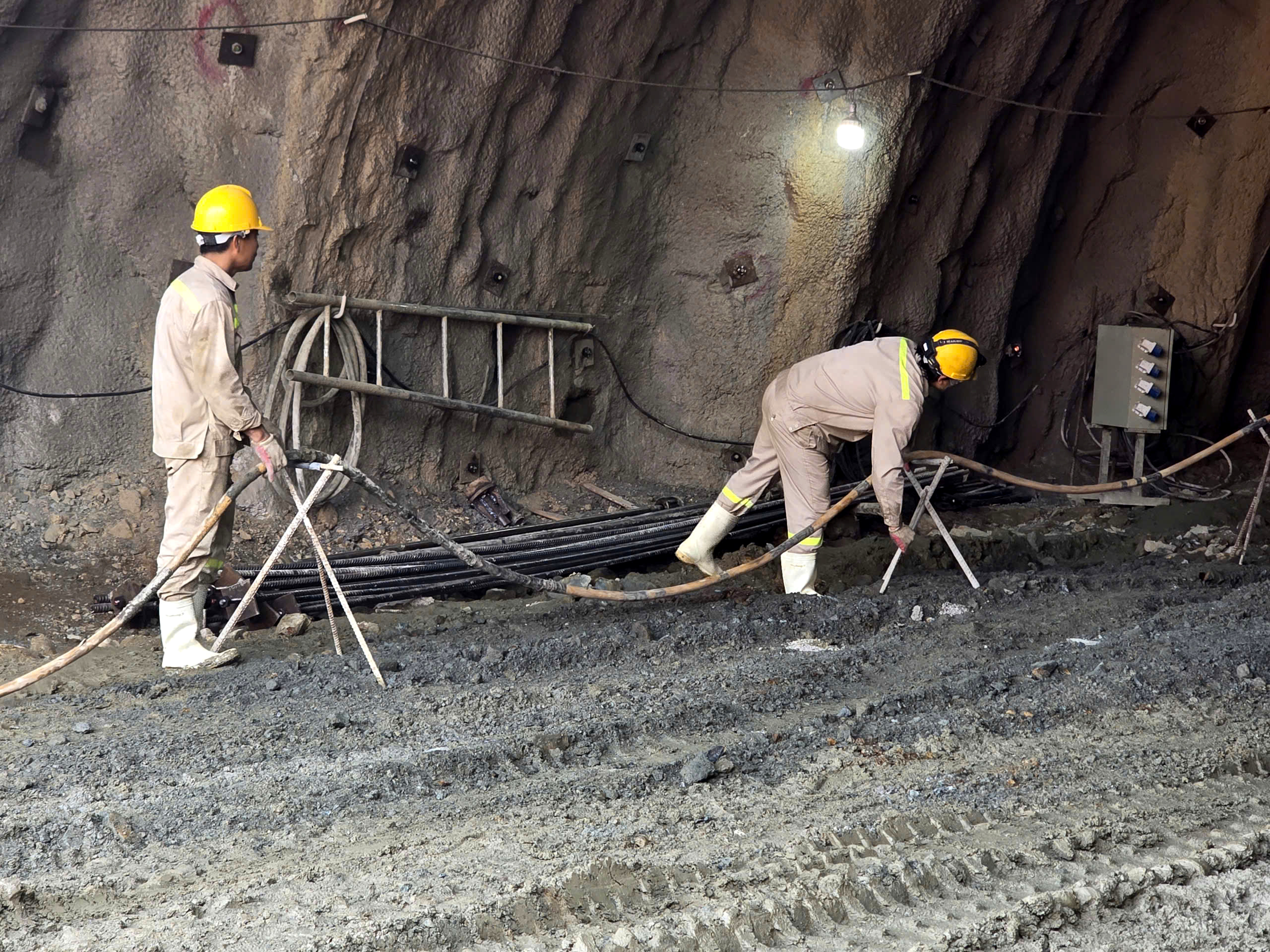 Xuyên đêm đào hầm xuyên núi tuyến cao tốc Nội Bài - Lào Cai- Ảnh 6. Xuyên đêm đào hầm xuyên núi tuyến cao tốc Nội Bài - Lào Cai- Ảnh 6.