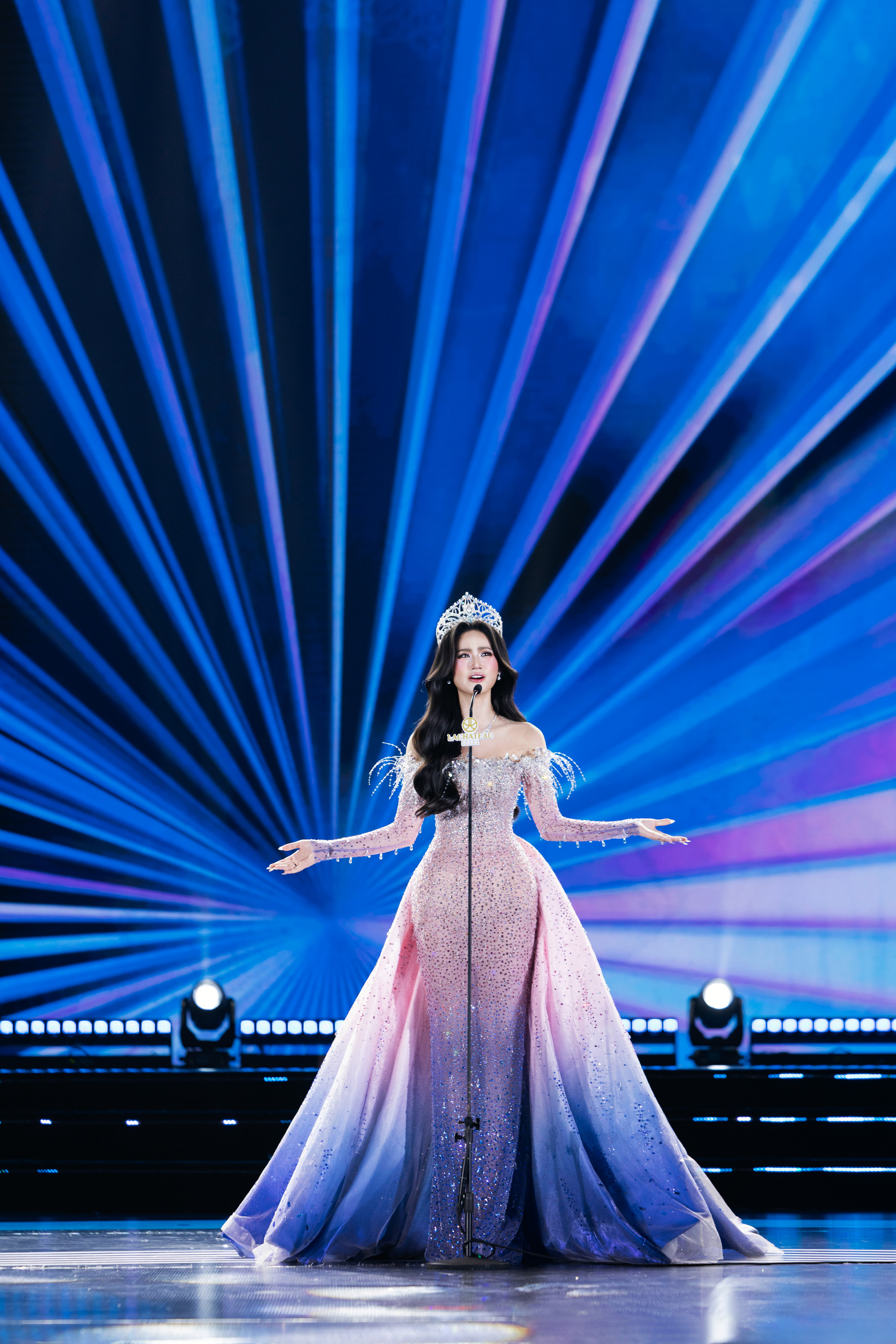 Huỳnh Trần Ý Nhi nhìn lại 981 ngày đương nhiệm: "Tôi học cách bước tiếp sau giông bão"- Ảnh 4. Huỳnh Trần Ý Nhi nhìn lại 981 ngày đương nhiệm: "Tôi học cách bước tiếp sau giông bão"- Ảnh 4.