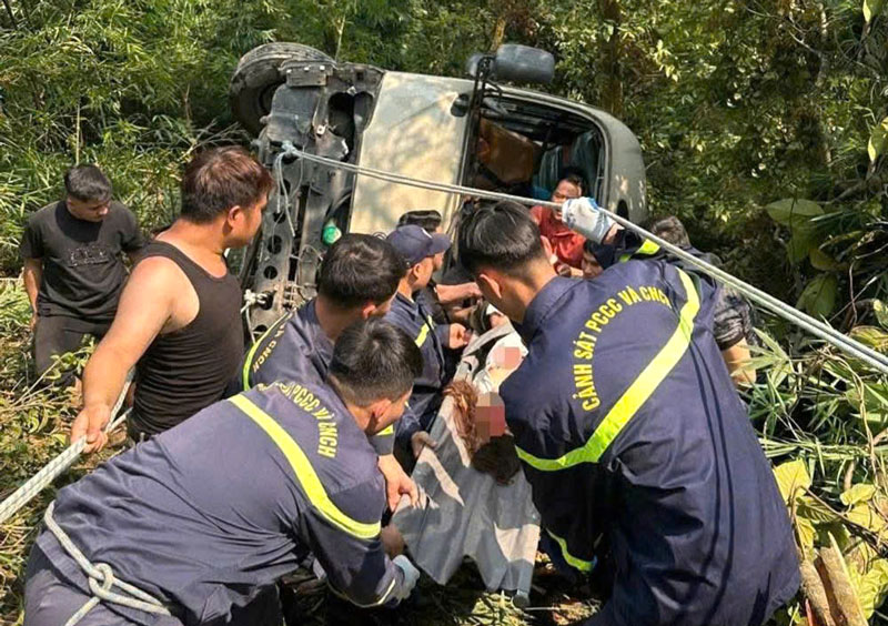 Lực lượng chức năng v&agrave; người d&acirc;n t&igrave;m c&aacute;ch đưa c&aacute;c nạn nh&acirc;n l&ecirc;n khỏi vực.