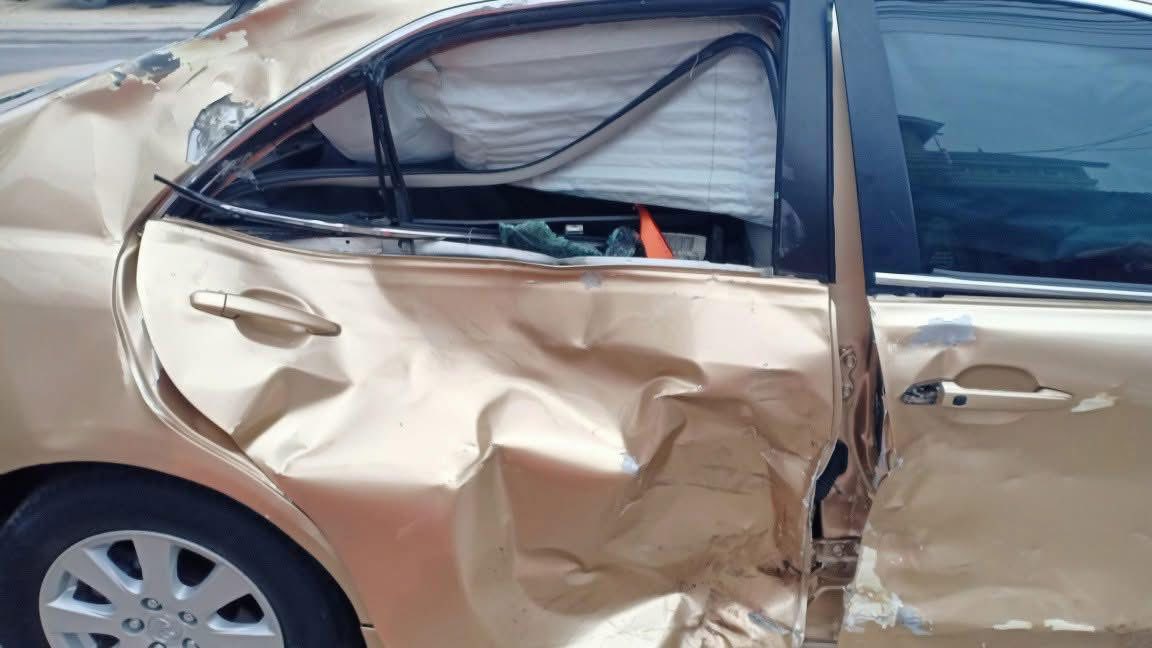 Xe m&aacute;y vượt đ&egrave;n đỏ t&ocirc;ng tr&uacute;ng &ocirc; t&ocirc;, một người tử vong- Ảnh 1.