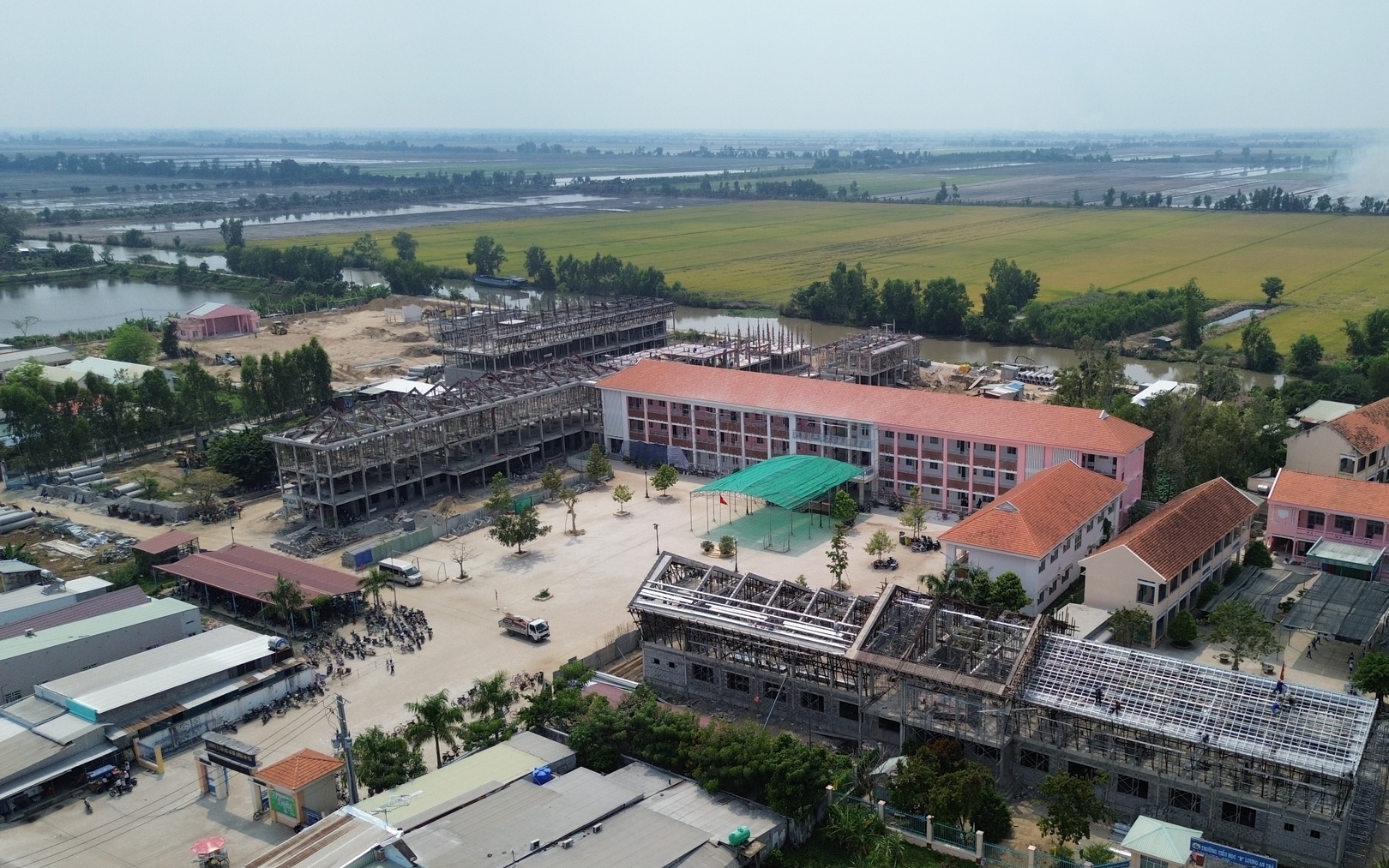 An Giang: Nh&agrave; thầu vượt 'b&atilde;o gi&aacute;', đẩy nhanh tiến độ Trường nội tr&uacute; Vĩnh Gia