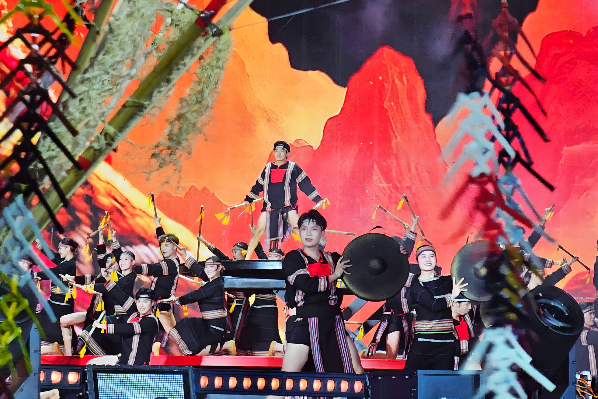 Dàn sao "Vũ trụ Say hi" tại Mega Concert mở màn ấn tượng Năm Du lịch quốc gia Gia Lai 2026- Ảnh 4. Dàn sao "Vũ trụ Say hi" tại Mega Concert mở màn ấn tượng Năm Du lịch quốc gia Gia Lai 2026- Ảnh 4.