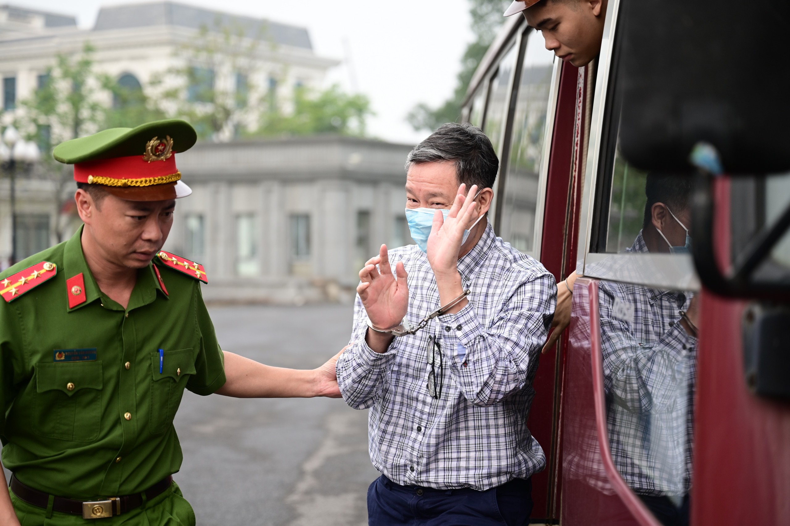 Cựu Thứ trưởng Ho&agrave;ng Văn Thắng hầu t&ograve;a vụ nhận hối lộ 200.000 USD- Ảnh 2.