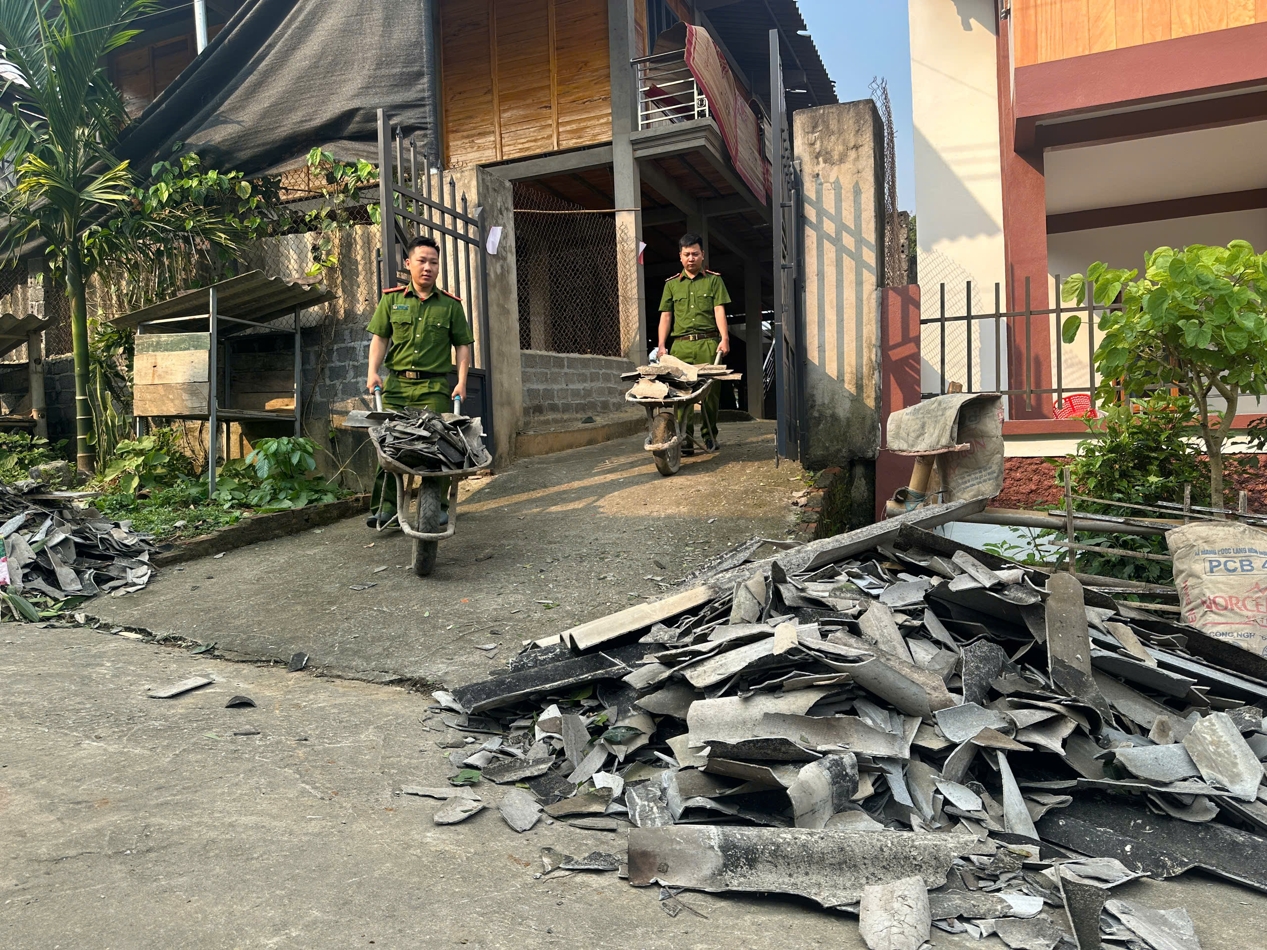 Lào Cai: Huy động hàng trăm cán bộ, chiến sĩ giúp dân dựng lại nhà sau dông lốc- Ảnh 1. Lào Cai: Huy động hàng trăm cán bộ, chiến sĩ giúp dân dựng lại nhà sau dông lốc- Ảnh 1.