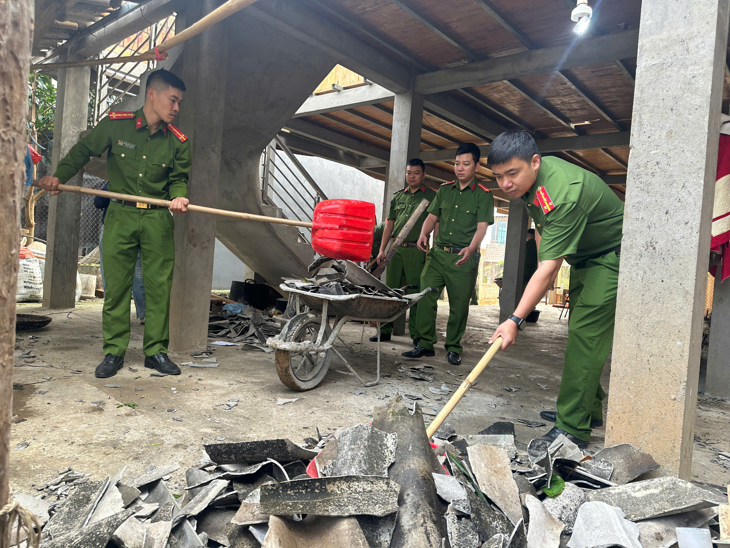 Lào Cai: Huy động hàng trăm cán bộ, chiến sĩ giúp dân dựng lại nhà sau dông lốc- Ảnh 2. Lào Cai: Huy động hàng trăm cán bộ, chiến sĩ giúp dân dựng lại nhà sau dông lốc- Ảnh 2.