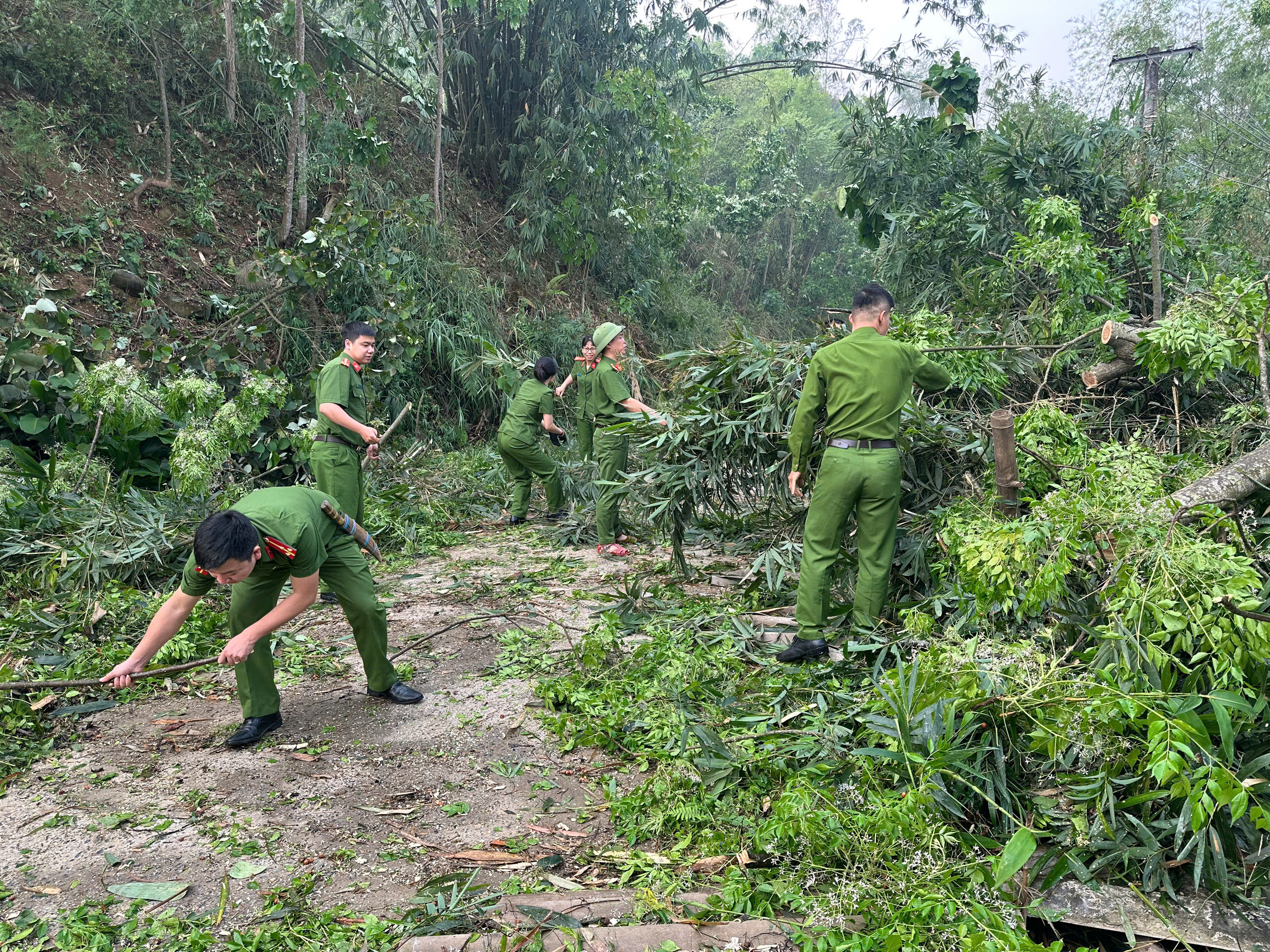 Lào Cai: Huy động hàng trăm cán bộ, chiến sĩ giúp dân dựng lại nhà sau dông lốc- Ảnh 3. Lào Cai: Huy động hàng trăm cán bộ, chiến sĩ giúp dân dựng lại nhà sau dông lốc- Ảnh 3.