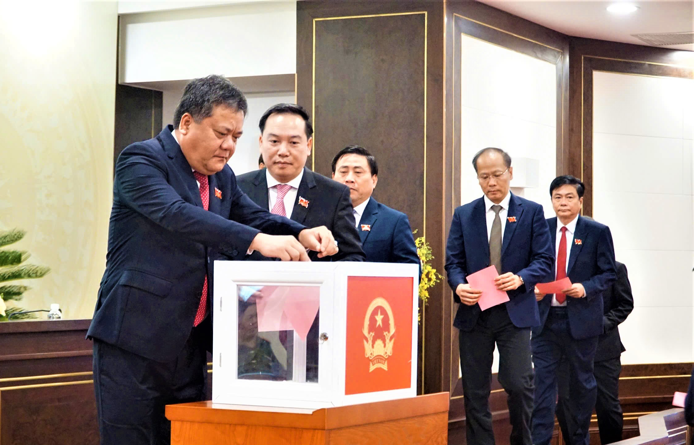 Nguyên Thứ trưởng Bộ Xây dựng Nguyễn Việt Hùng được bầu làm Chủ tịch UBND tỉnh Khánh Hòa- Ảnh 1. Nguyên Thứ trưởng Bộ Xây dựng Nguyễn Việt Hùng được bầu làm Chủ tịch UBND tỉnh Khánh Hòa- Ảnh 1.