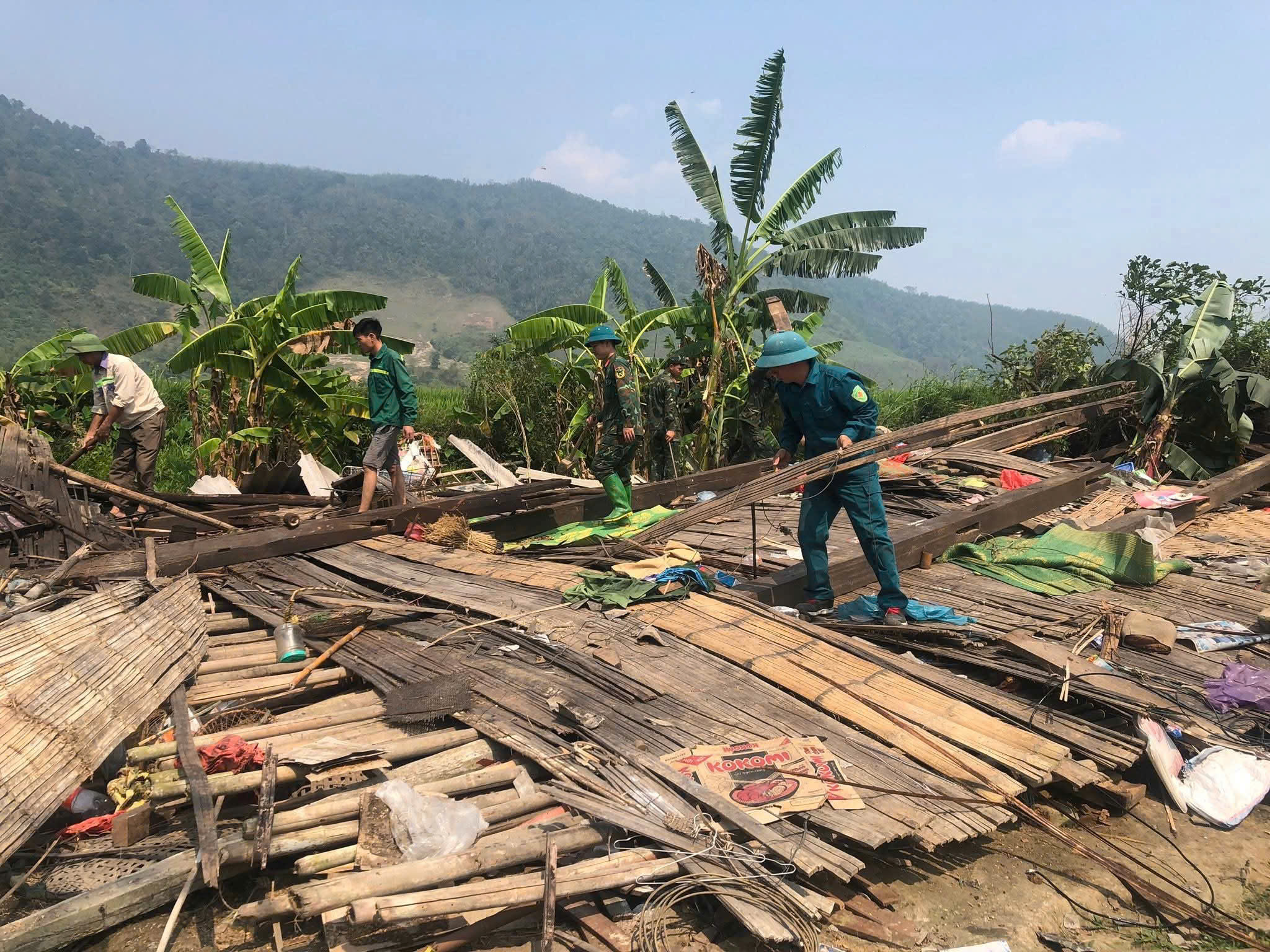 Lào Cai: Huy động hàng trăm cán bộ, chiến sĩ giúp dân dựng lại nhà sau dông lốc- Ảnh 5. Lào Cai: Huy động hàng trăm cán bộ, chiến sĩ giúp dân dựng lại nhà sau dông lốc- Ảnh 5.