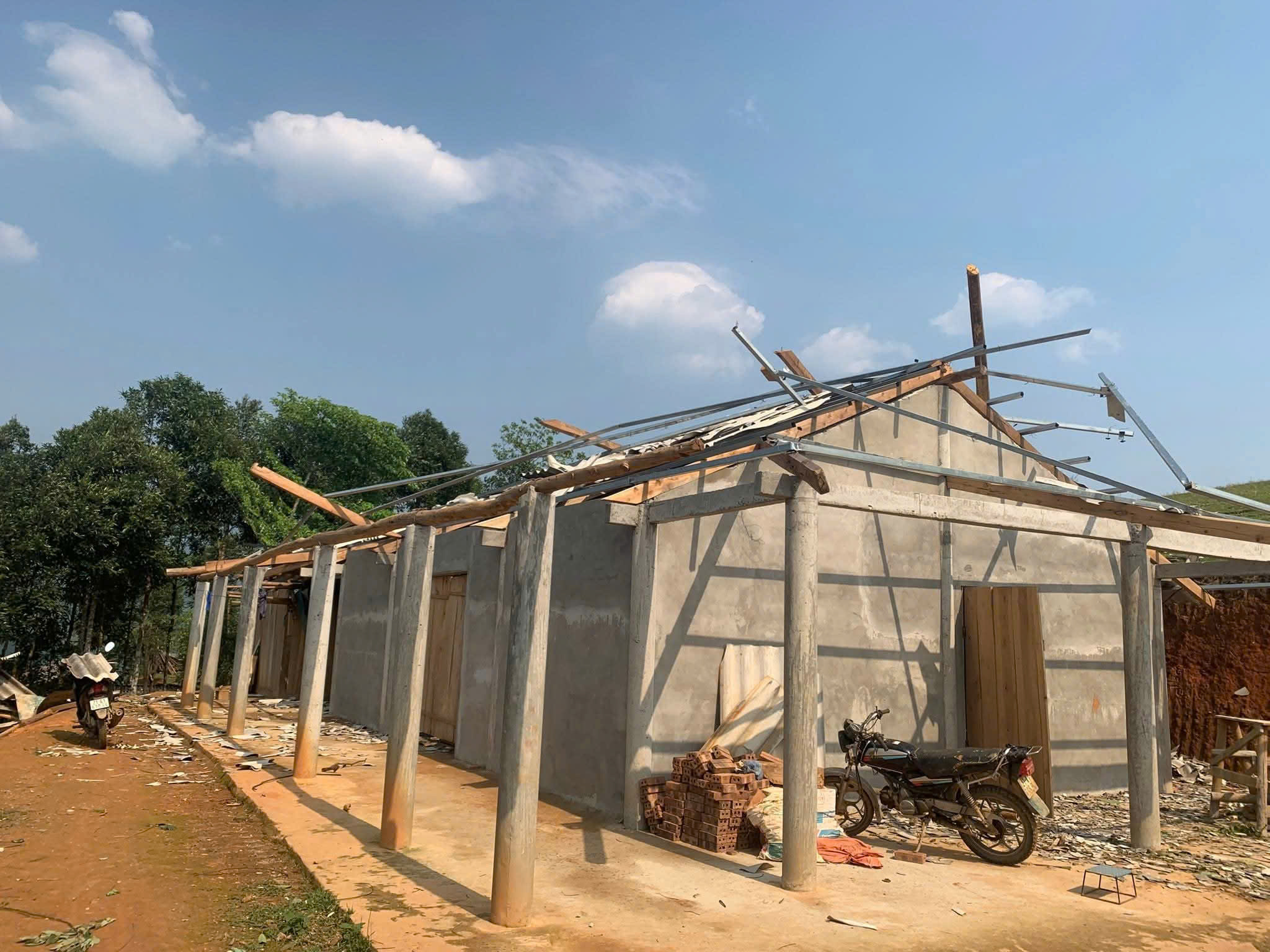 Lào Cai: Huy động hàng trăm cán bộ, chiến sĩ giúp dân dựng lại nhà sau dông lốc- Ảnh 6. Lào Cai: Huy động hàng trăm cán bộ, chiến sĩ giúp dân dựng lại nhà sau dông lốc- Ảnh 6.