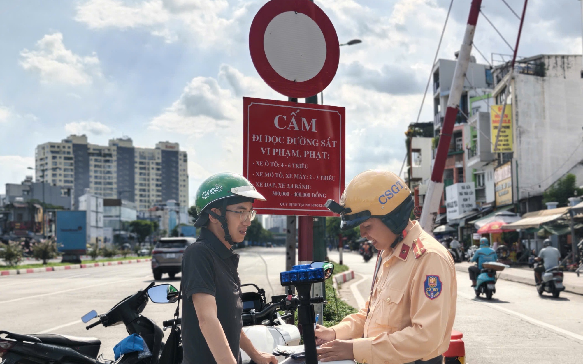 Kh&aacute;nh H&ograve;a: X&oacute;a 12 lối đi tự mở qua đường sắt, tăng cường bảo đảm ATGT- Ảnh 2.