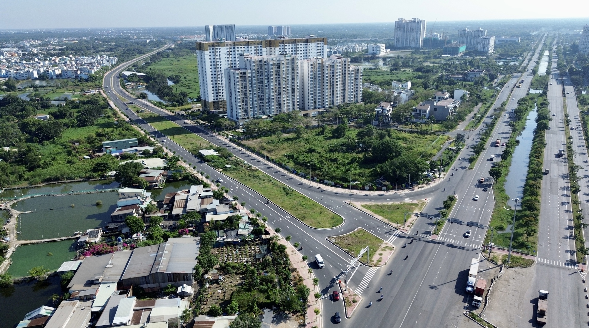 Cận cảnh quốc lộ 50 gần hoàn thiện, chờ gỡ nút thắt cuối cùng- Ảnh 1. Cận cảnh quốc lộ 50 gần hoàn thiện, chờ gỡ nút thắt cuối cùng- Ảnh 1.