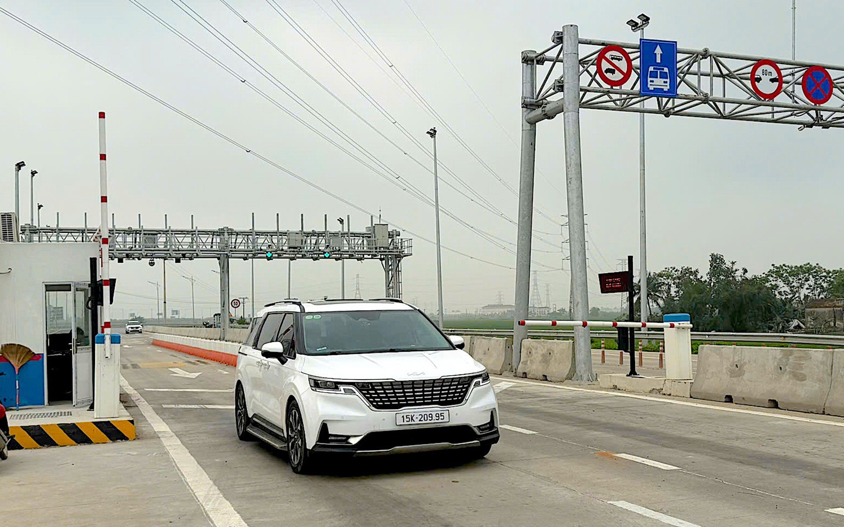 Quảng Ninh đốc th&uacute;c triển khai thu ph&iacute; kh&ocirc;ng dừng tại bến xe, b&atilde;i đỗ đ&ocirc; thị- Ảnh 2.