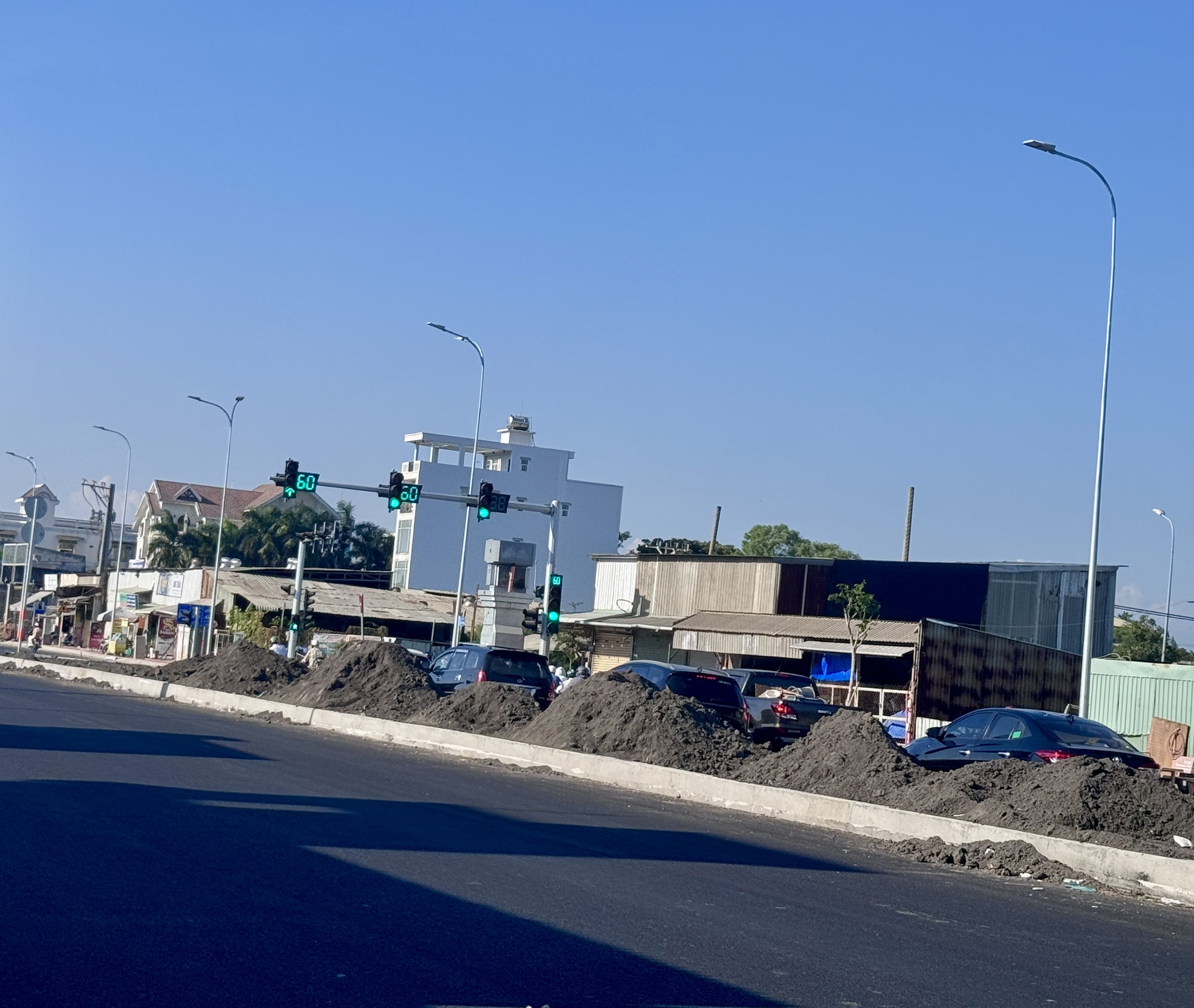 Cận cảnh quốc lộ 50 gần hoàn thiện, chờ gỡ nút thắt cuối cùng- Ảnh 12. Cận cảnh quốc lộ 50 gần hoàn thiện, chờ gỡ nút thắt cuối cùng- Ảnh 12.