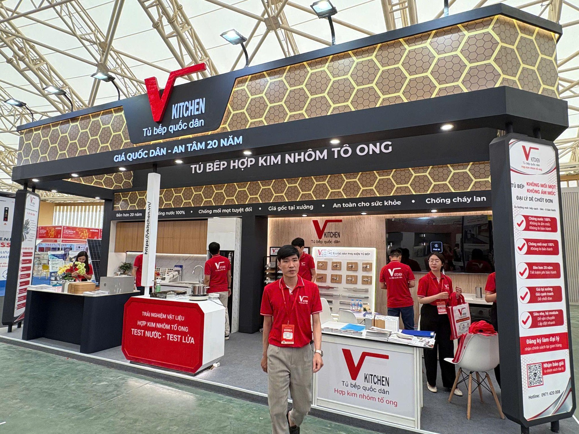 Tủ bếp nh&ocirc;m tổ ong VKitchen: Hướng tiếp cận mới cho kh&ocirc;ng gian bếp bền vững tại Việt Nam- Ảnh 1.