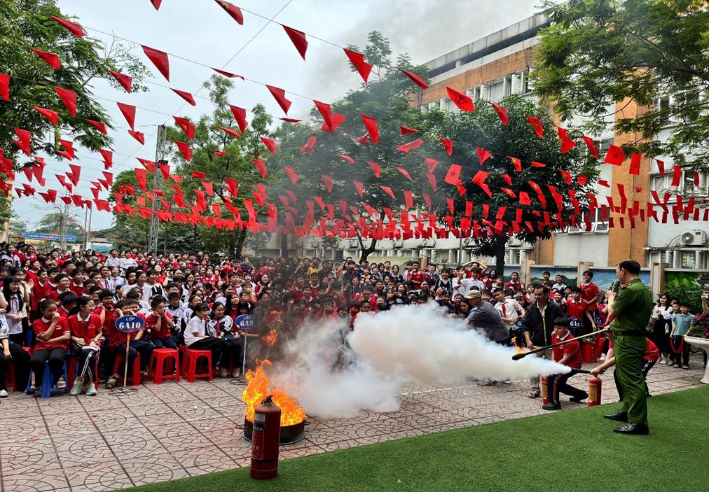 Hà Nội tăng cường tuyên truyền phòng cháy chữa cháy trong trường học- Ảnh 8. Hà Nội tăng cường tuyên truyền phòng cháy chữa cháy trong trường học- Ảnh 8.