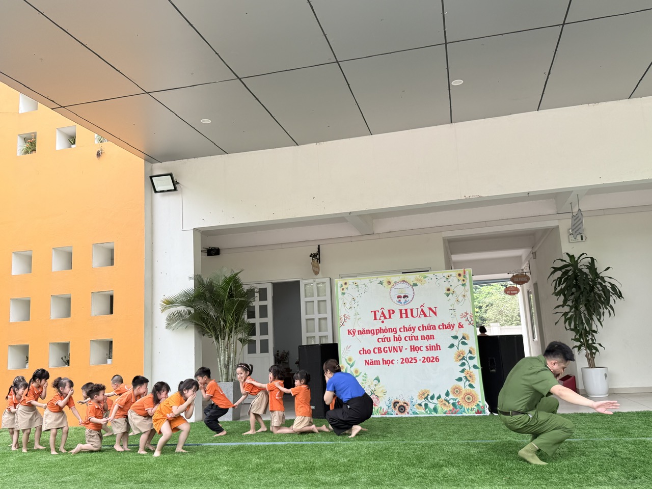 Hà Nội tăng cường tuyên truyền phòng cháy chữa cháy trong trường học- Ảnh 4. Hà Nội tăng cường tuyên truyền phòng cháy chữa cháy trong trường học- Ảnh 4.