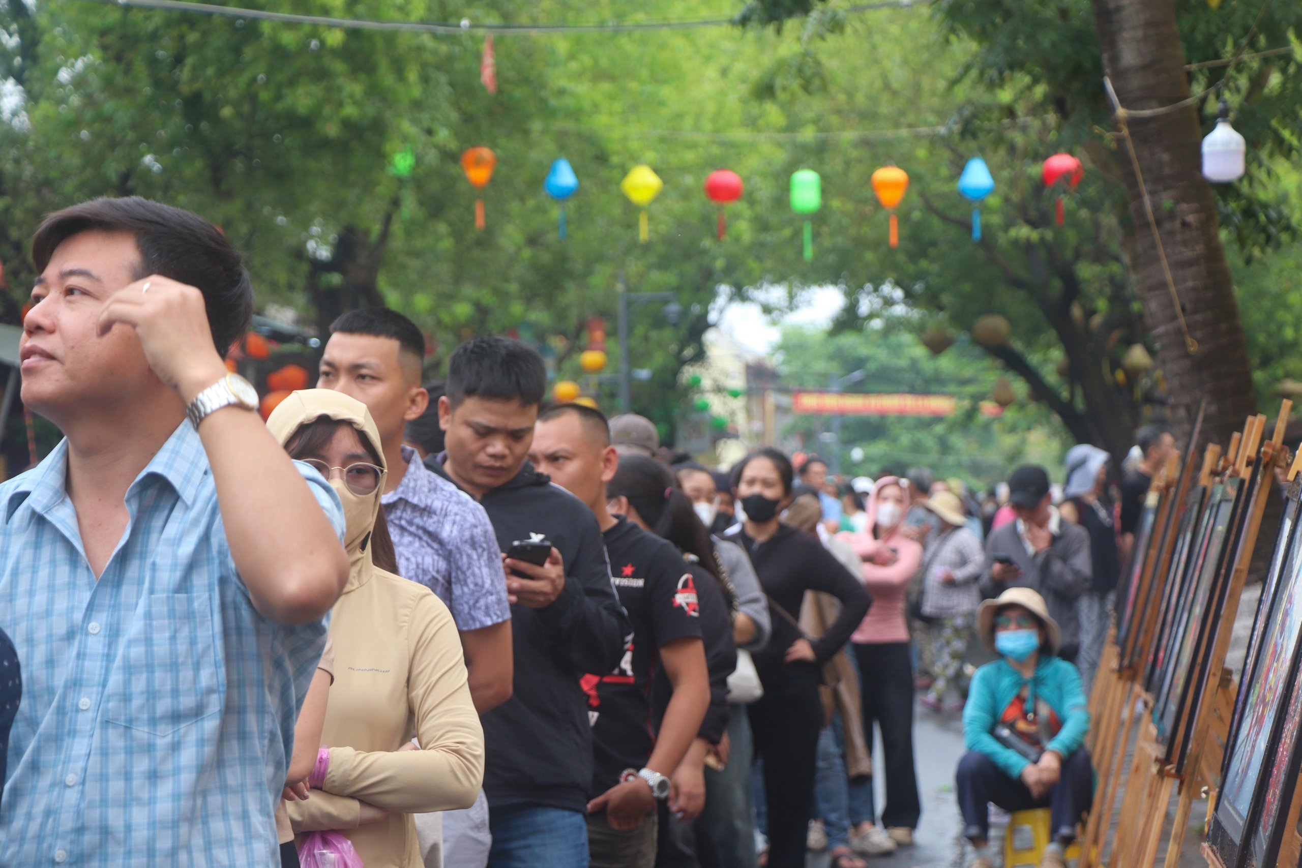 Di sản văn h&oacute;a phi vật thể Tết Nguy&ecirc;n ti&ecirc;u được t&aacute;i hiện tại phố cổ Hội An- Ảnh 9.