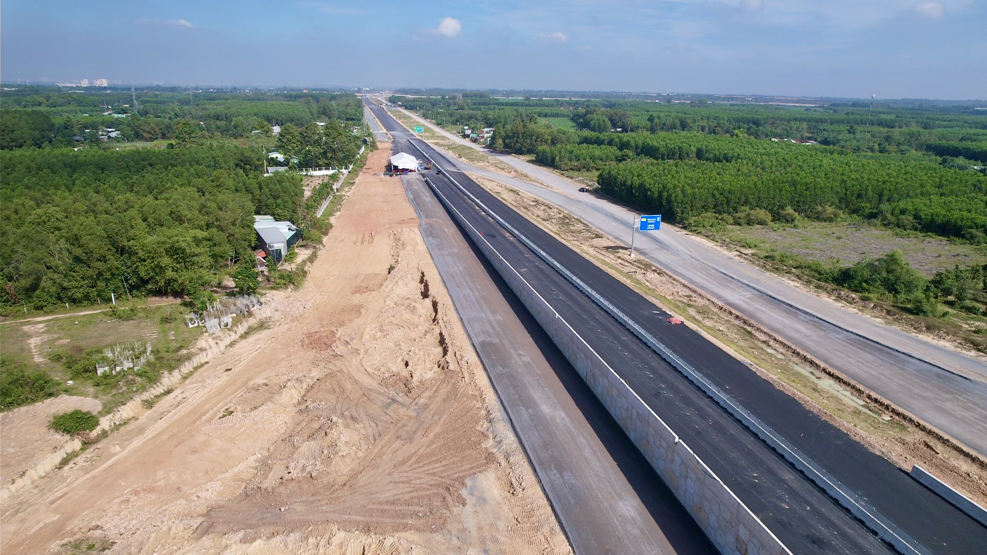 Thời tiết kh&ocirc; r&aacute;o, tăng tốc thi c&ocirc;ng c&aacute;c tuyến đường kết nối s&acirc;n bay Long Th&agrave;nh- Ảnh 3.