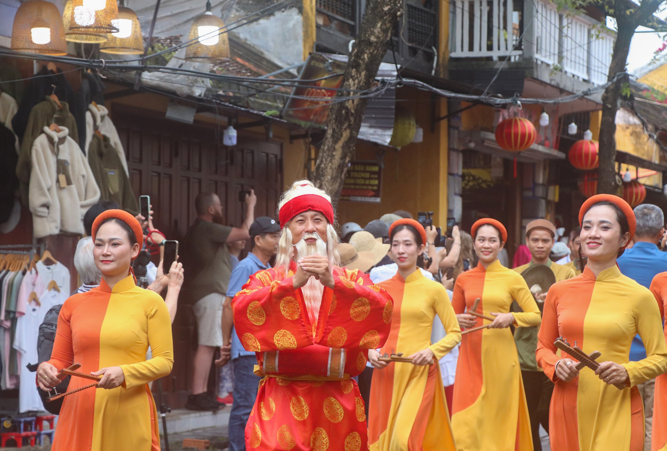 Di sản văn h&oacute;a phi vật thể Tết Nguy&ecirc;n ti&ecirc;u được t&aacute;i hiện tại phố cổ Hội An- Ảnh 3.