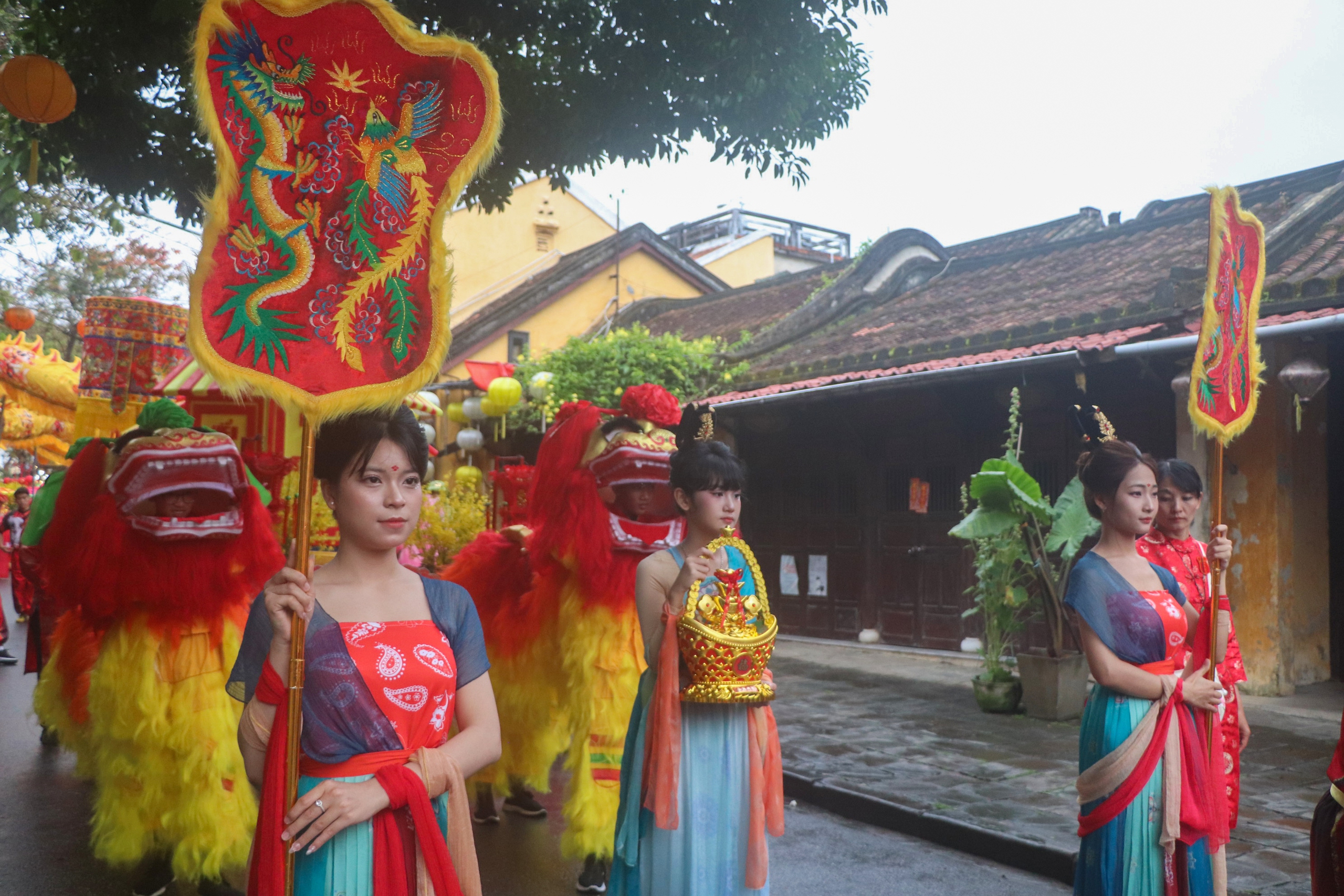 Di sản văn h&oacute;a phi vật thể Tết Nguy&ecirc;n ti&ecirc;u được t&aacute;i hiện tại phố cổ Hội An- Ảnh 7.