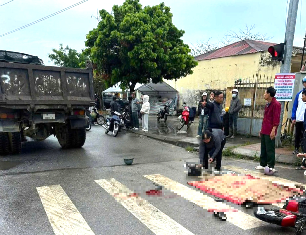 Xe tải t&ocirc;ng xe m&aacute;y điện ở Hải Ph&ograve;ng, hai b&agrave; ch&aacute;u thương vong- Ảnh 1.